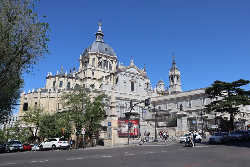 Katedrala La Almudena z jednej strany