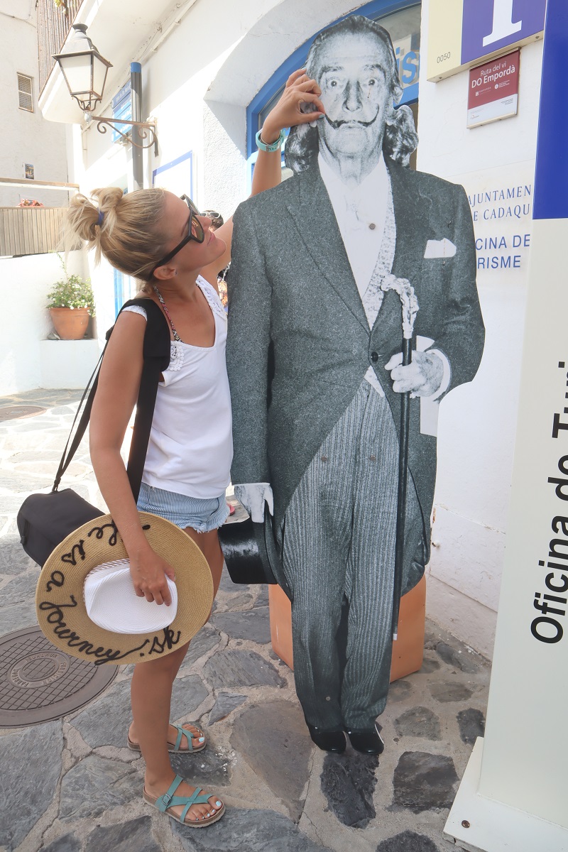 Salvador Dali pred turistickou kancelariou Cadaques