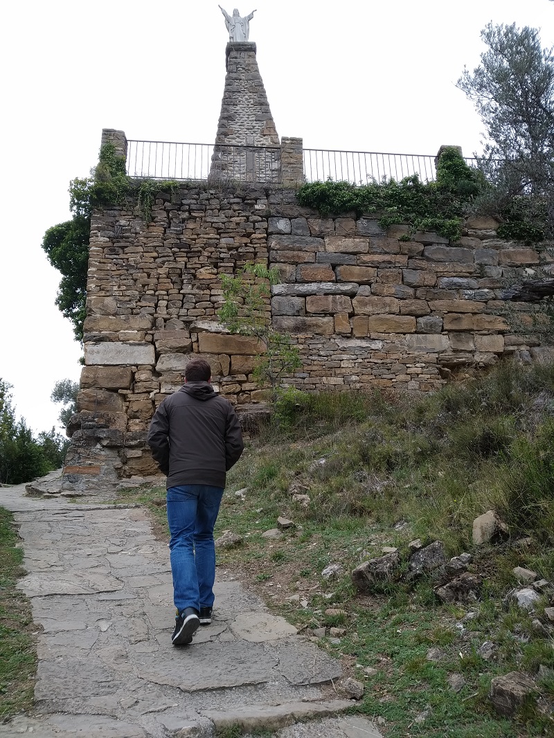 Cesta k ruinam hradu Castillo de Boltaña Aragonsko
