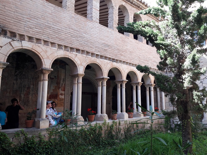 Nádvorie kláštora Colegiata de Alquézar