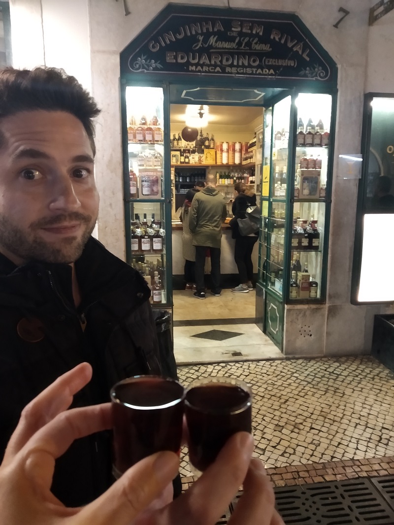 Pouličný bar Ginjinha Sem Rival v Lisabone