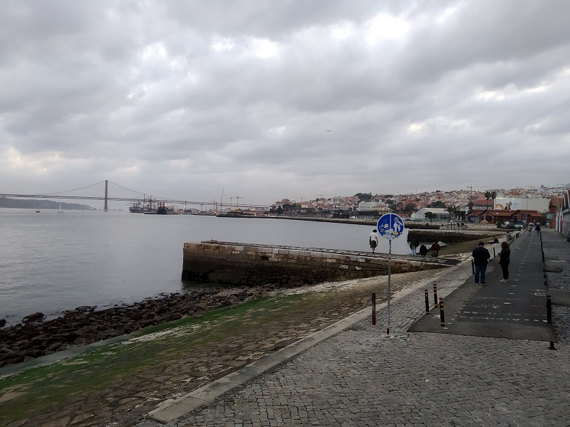 Prechádzka na promenáde Rua da Cintura do Porto de Lisboa