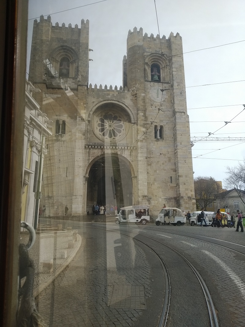 Výhľad z električky na lisabonskú katedrálu Sé