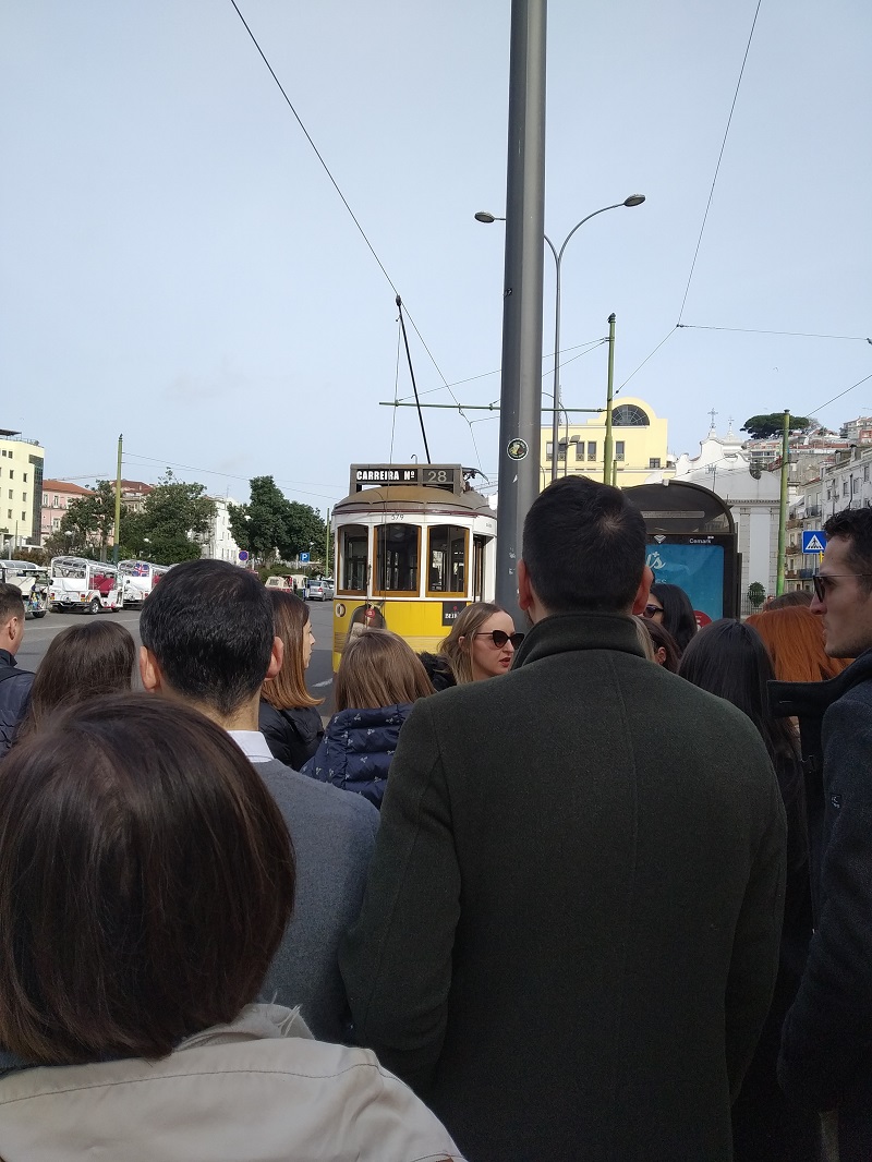 Čakanie na električku č. 28 na námestí Martim Moniz v Lisabone