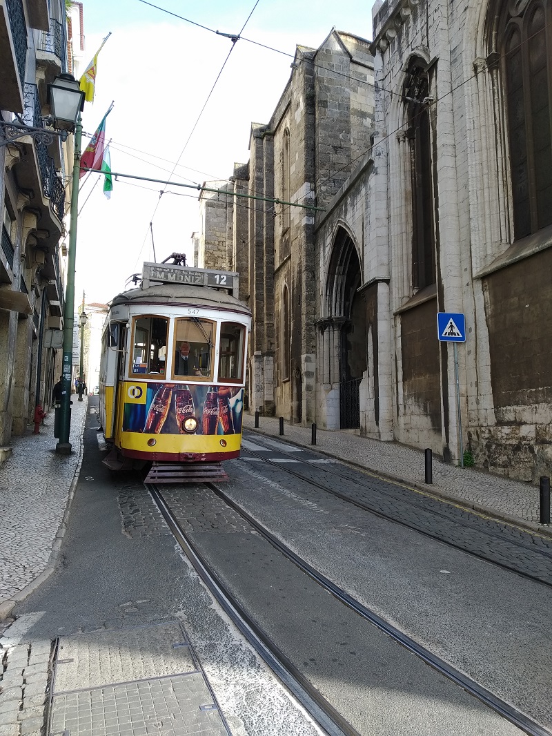 Žltá historická električka v Lisabone