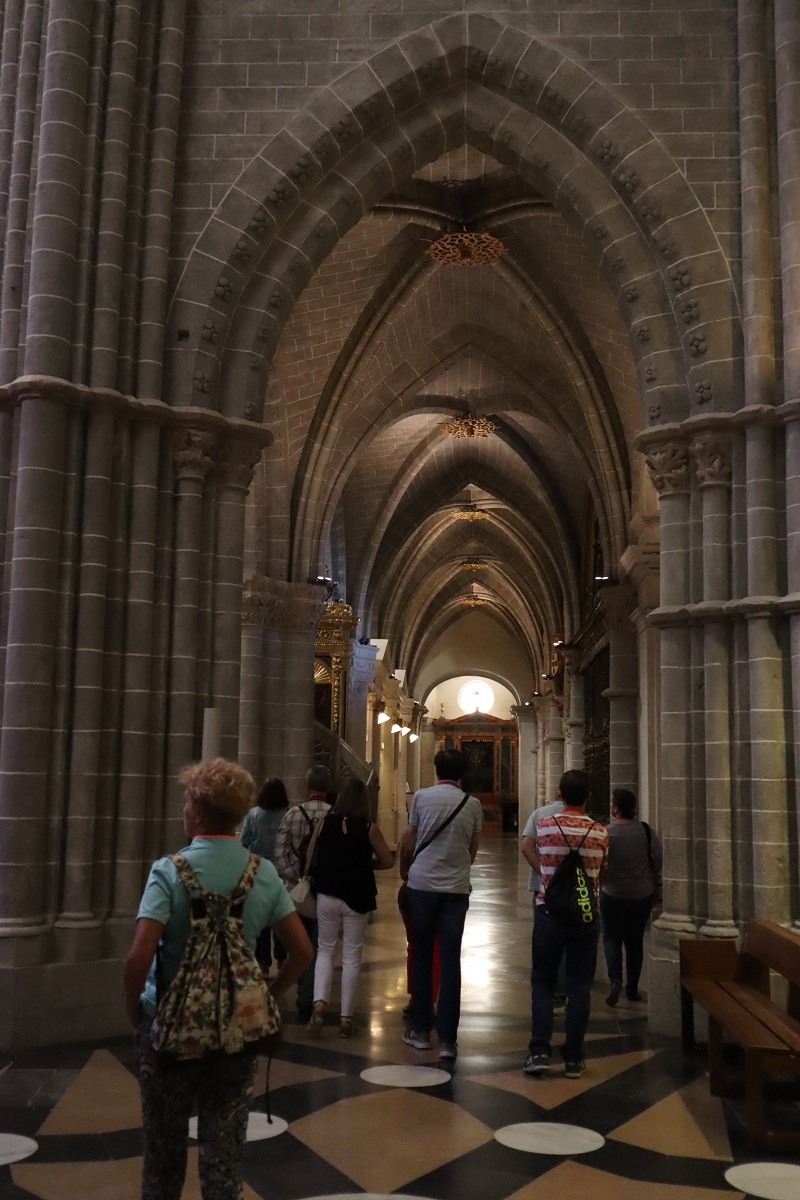 Sive steny v katedrale oramovane