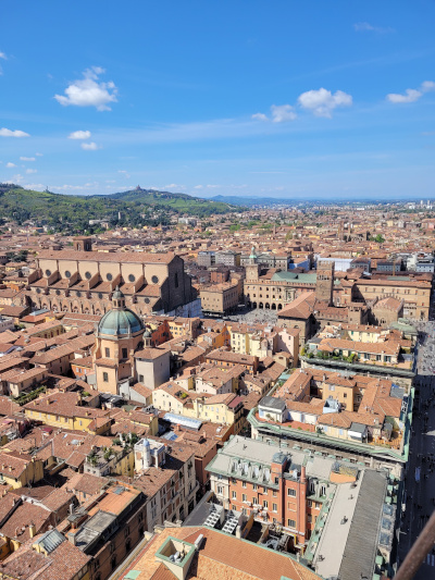 Výhľad na mesto Bologna z veže Asinelli