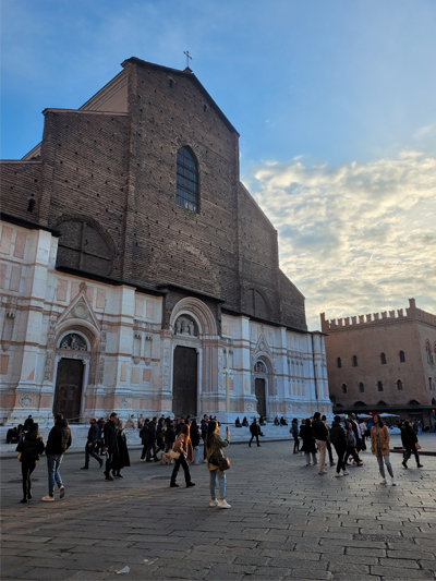 Bazilika Basilica di San Petronio na námestí Piazza Maggiore v Bologna